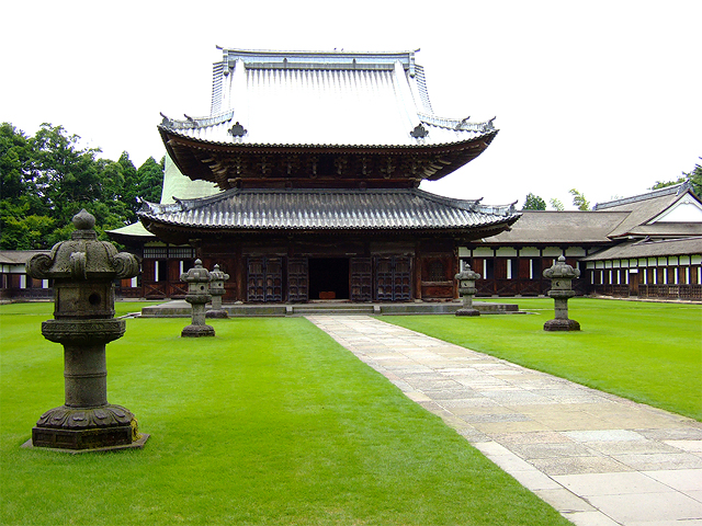 前田利长公的菩提寺(伽蓝配置样式 山门,佛殿和法堂被指定为国宝.